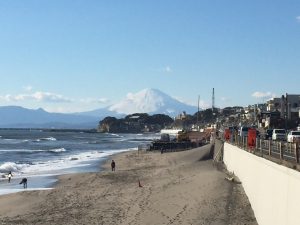 富士山をバックに撮影した鎌倉海岸